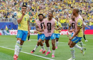 Brasil marca no fim, vira sobre o Japão e avança na Copa do Mundo