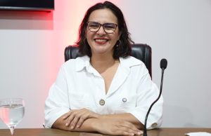 Gleice Jane promove homenagem à Fiocruz e reforça defesa da ciência e do SUS em MS