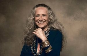 Maria Bethânia chega aos 80 anos como referência da música brasileira