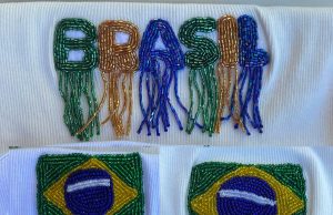 Camiseta bordada à mão é presente bacana para Dia dos Namorados