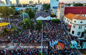 Milhares de fiéis acompanham missa e procissão de Corpus Christi; veja fotos