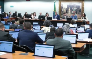 Deputados votam redução da maioridade penal em comissão