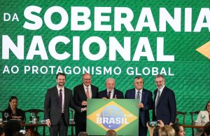 Ministro defende soberania e Pix e diz que “Brasil não abaixa a cabeça”