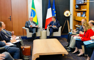 Lula chega à França para Cúpula do G7 e se reúne com Emmanuel Macron