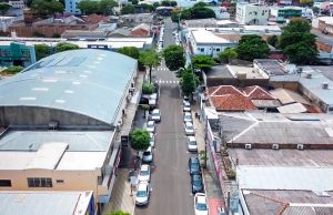 Prefeitura e comerciantes discutem estacionamento rotativo gratuito em Naviraí