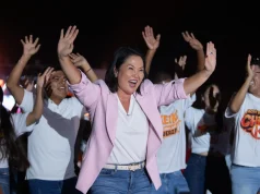 Fujimori se aproxima da presidência do Peru e Sánchez convoca protesto