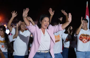Fujimori se aproxima da presidência do Peru e Sánchez convoca protesto
