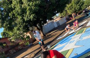 Saiba como foi a união dos vizinhos que pintaram quarteirão para torcerem juntos pelo Brasil
