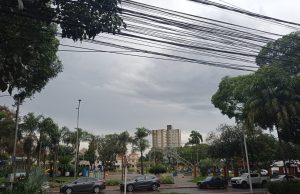 Frente fria se aproxima e já provoca chuva e queda de temperatura no Estado