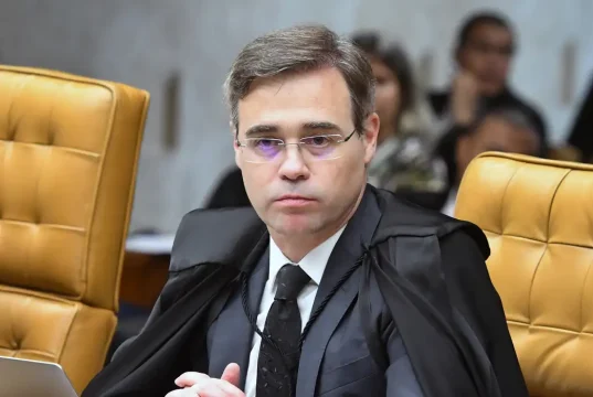 Mendonça autoriza PF a investigar repasses para filme sobre Bolsonaro