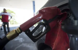 Com nova alta mundial do petróleo, governo mantém desconto na gasolina