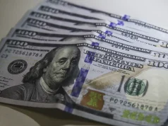 Dólar cai ao menor nível em três semanas; bolsa sobe 1,22%