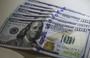 Dólar cai ao menor nível em três semanas; bolsa sobe 1,22%