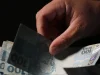 Trabalhadores nascidos em setembro e outubro recebem abono salarial