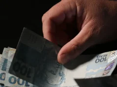 Trabalhadores nascidos em setembro e outubro recebem abono salarial