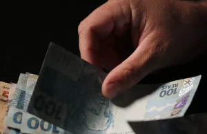 Trabalhadores nascidos em setembro e outubro recebem abono salarial