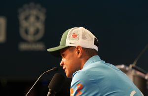 Elogiado, Douglas Santos quer seguir “alegrando todo torcedor brasileiro”