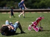 Pais estão menos presentes na criação de filhos, aponta estudo