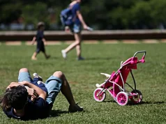 Pais estão menos presentes na criação de filhos, aponta estudo